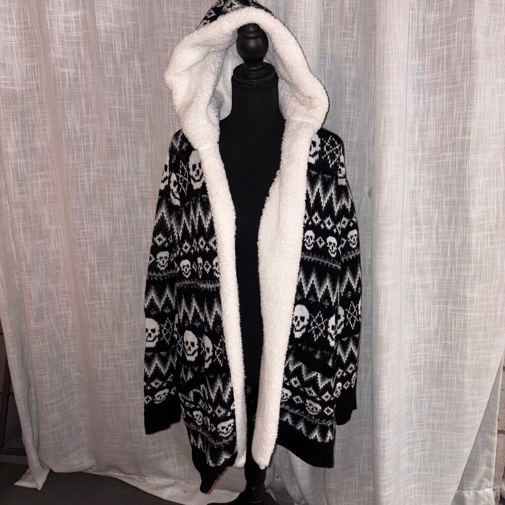 Skull Halloween Cardigan Sweater 
Hot Topic Size Large